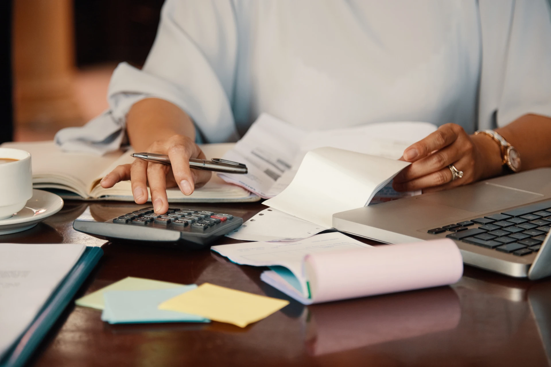 Calendario de cobranza preventiva con cronograma de contactos y recordatorios de pago para PYMEs